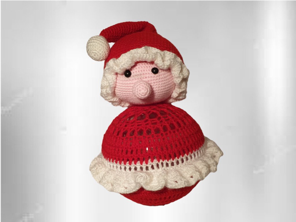 Gehäkelte rot-weiße Weihnachtsfigur mit Mütze und Rüschen