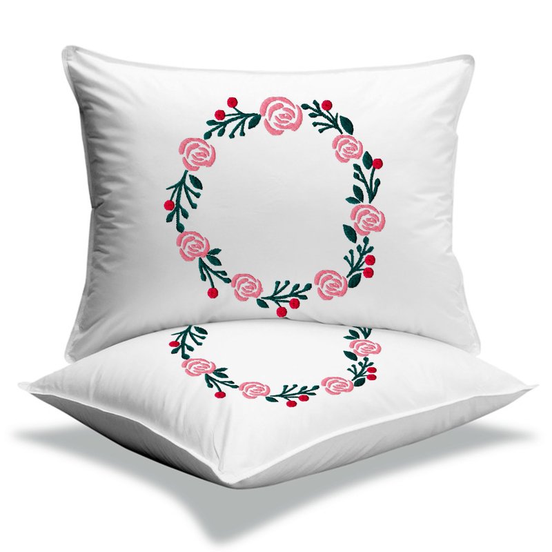 Zwei weiße Kissen mit gesticktem Rosenkranz-Motiv, leerer Mittelbereich für Monogramme