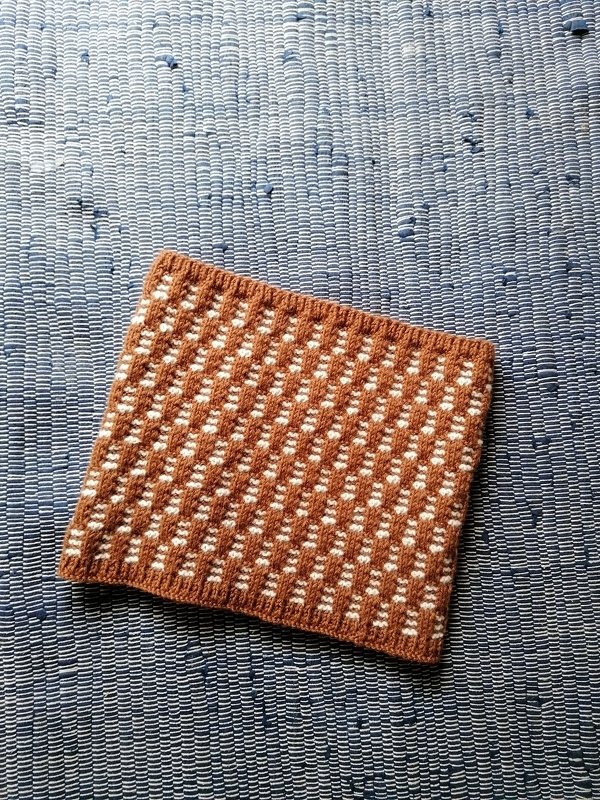 Rostbrauner gestrickter Kragenschal mit cremeweißen Punkten