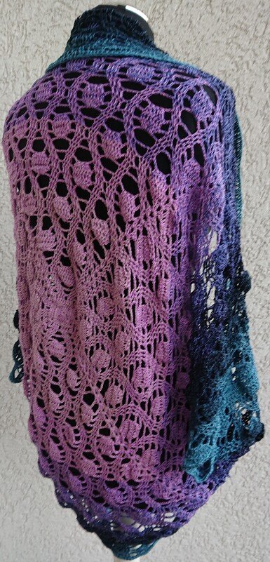 Gehäkelter Damen-Seelenwärmer in Lila und Türkis auf Schneiderpuppe