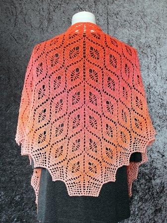 Crochet pattern shawl // triangular shawl // Fleur de Lys