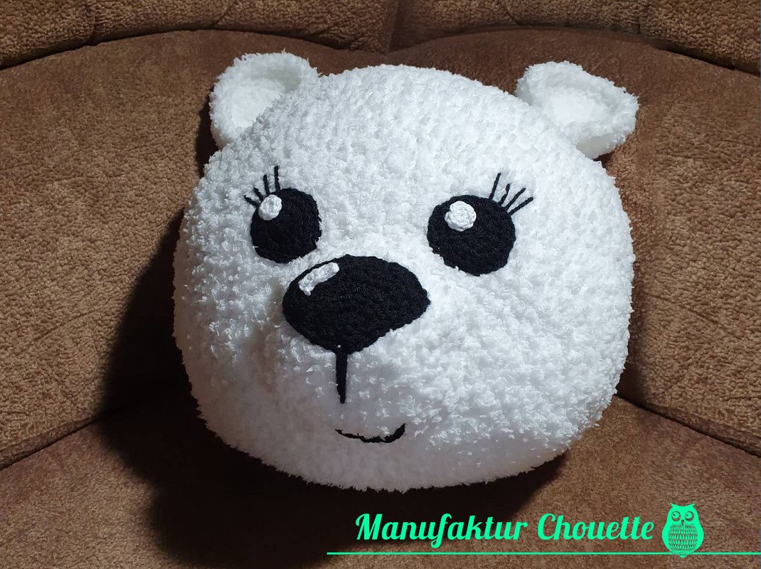Rundes gehäkeltes Eisbär-Kissen mit applizierten Augen, Nase und kleinen Ohren