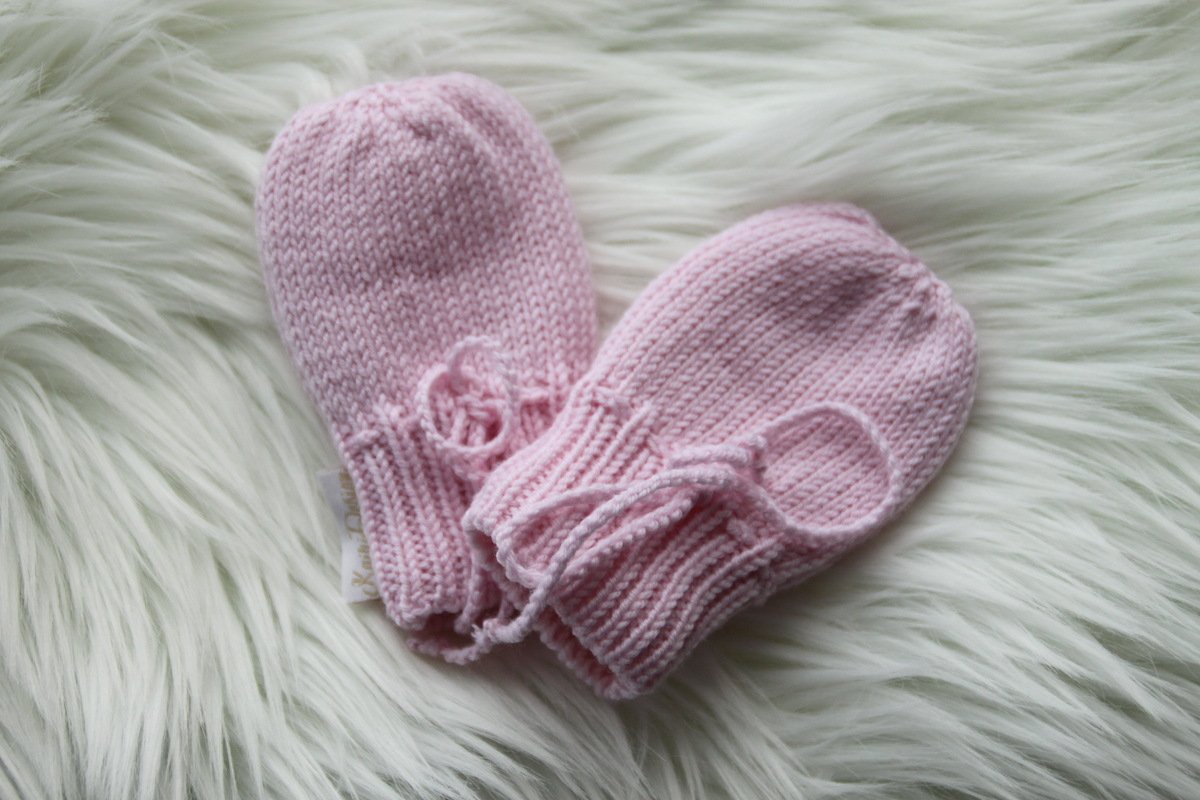 Machine knitting baby mittens one colour - Image 2