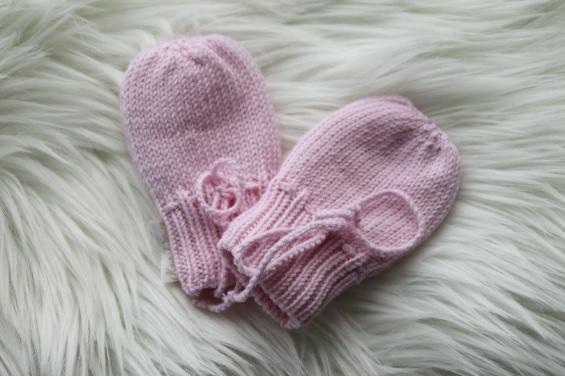 Machine knitting baby mittens one colour