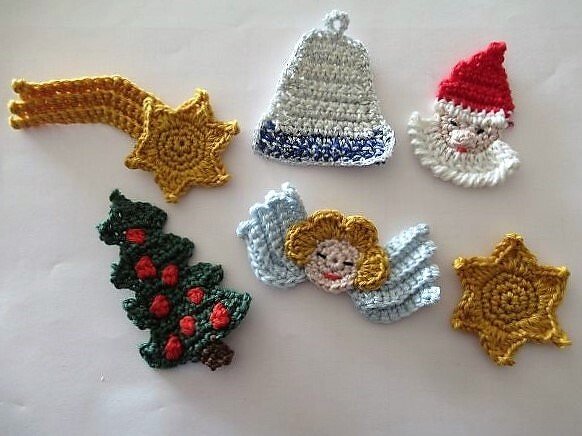 Sechs kleine gehäkelte Weihnachts-Applikationen auf hellem Hintergrund: Komet, Stern, Glocke, Weihnachtsmann, Engel und Tannenbaum.