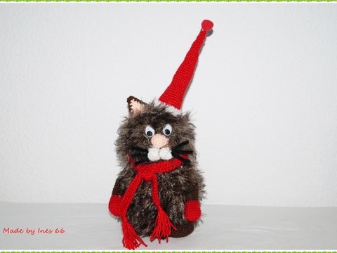 freches kuschelweiches Kätzchen Irmi im Weihnachtskostüm