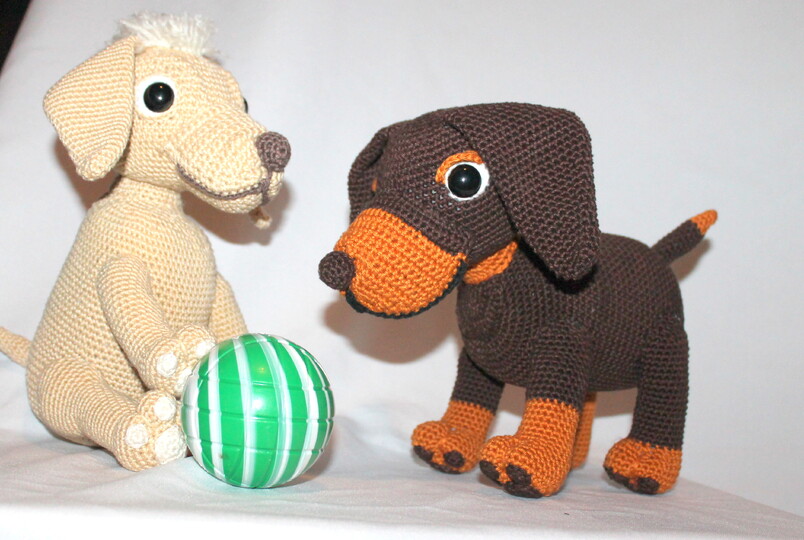 Crochet Dachshunds – two dogs: sitting and standing, 25 cm each (EN & DE)
