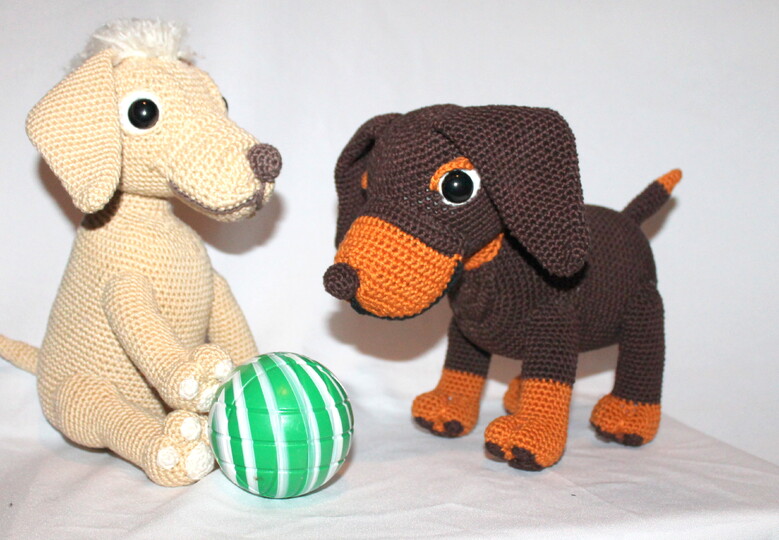 Crochet Dachshunds – two dogs: sitting and standing, 25 cm each (EN & DE)