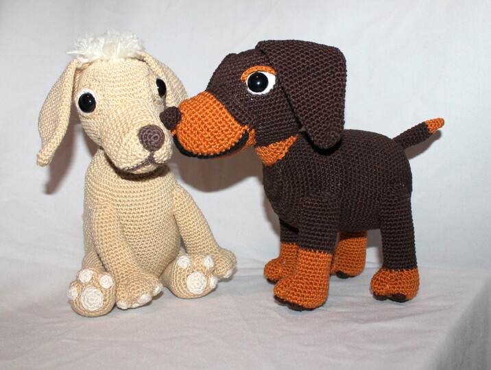Crochet Dachshunds – two dogs: sitting and standing, 25 cm each (EN & DE)