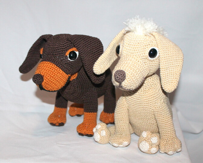 Crochet Dachshunds – two dogs: sitting and standing, 25 cm each (EN & DE)