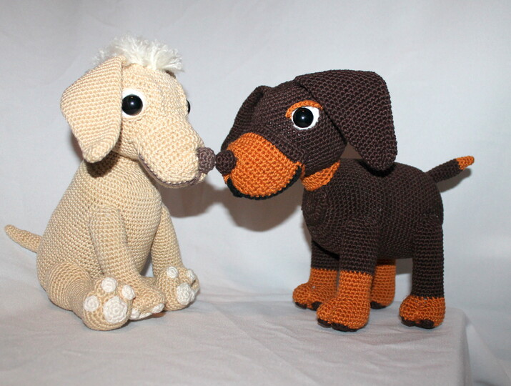 Crochet Dachshunds – two dogs: sitting and standing, 25 cm each (EN & DE)