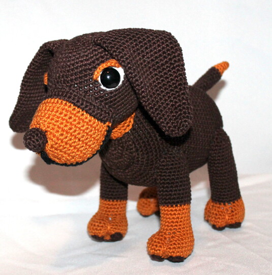 Crochet Dachshunds – two dogs: sitting and standing, 25 cm each (EN & DE)