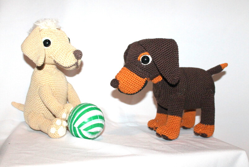 Crochet Dachshunds – two dogs: sitting and standing, 25 cm each (EN & DE)