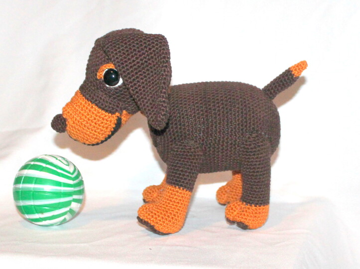 Crochet Dachshunds – two dogs: sitting and standing, 25 cm each (EN & DE)