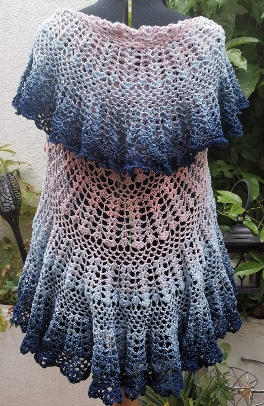 Gehäkelter Damenponcho mit Ombré‑Farbverlauf von Rosé zu Dunkelblau auf Schneiderpuppe