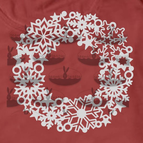 Weißer Schneeflocken-Kranz aus verschiedenen Schneeflocken und Sternen auf rotem Hintergrund