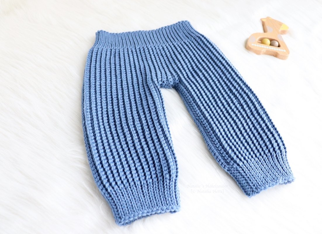 Blaue gehäkelte Babyhose mit breitem Bund und Rippstruktur