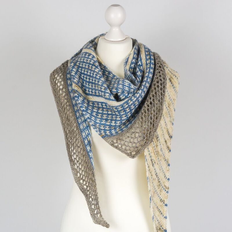 Gestricktes Dreieckstuch blau beige braun mit geometrischem Muster und Lochrand auf Büste