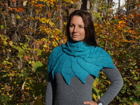 Schal Waldelbe mit Zacken in der Drachenschwanz - Art