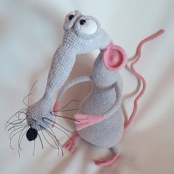 Gehäkelte hellgraue Amigurumi‑Maus mit langem Rüssel und rosa Akzenten