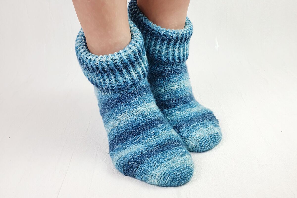 Gehäkelte blaue Damensocken mit umgeschlagenem Bündchen an Knöcheln