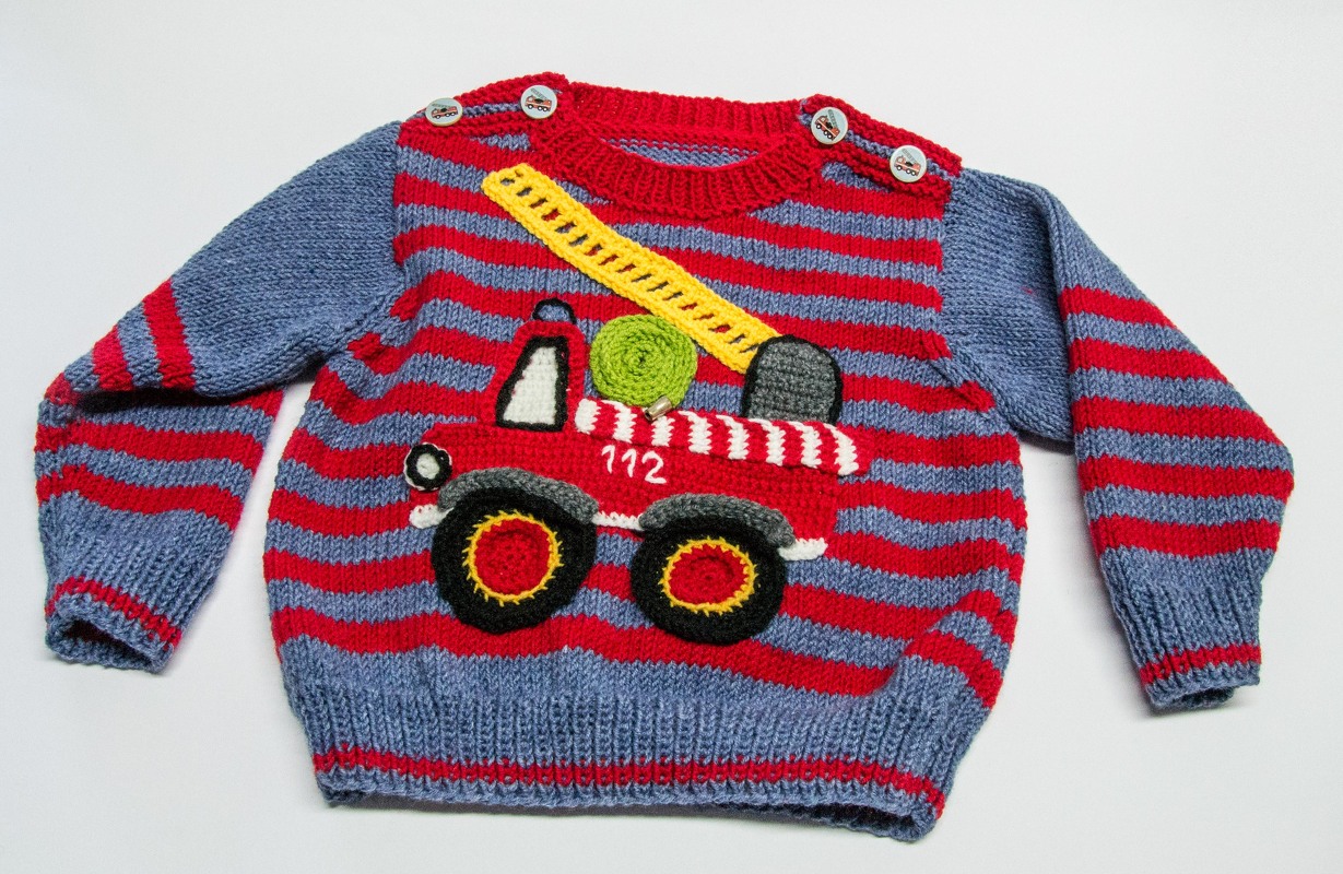 Pulli mit appliziertem Feuerwehr-Auto