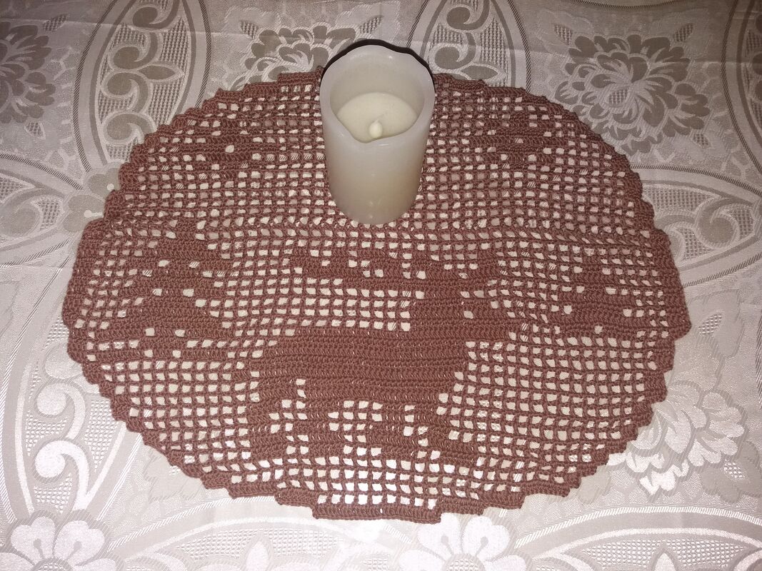 Rustikales braunes Filet-Häkeldeckchen mit Tiermotiv und Kerze