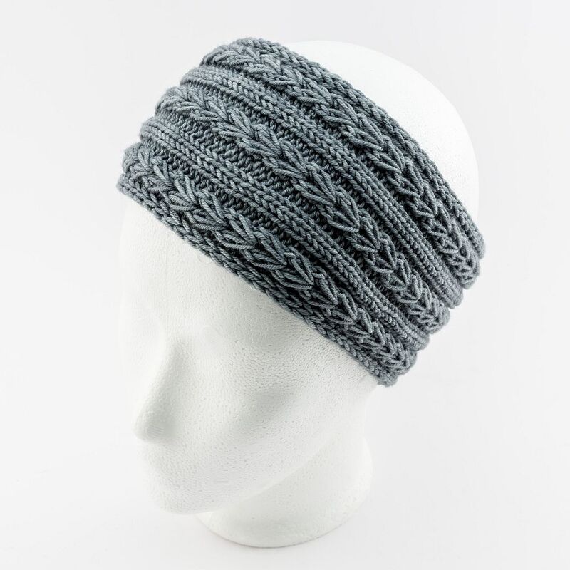 Graues gestricktes Stirnband mit Zopfmuster auf weißem Mannequinkopf