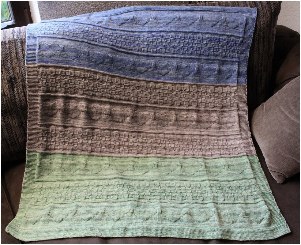 Gestrickte Babydecke mit horizontalen Streifen in Blau, Beige und Grün, Zopfmuster und Wabenstruktur