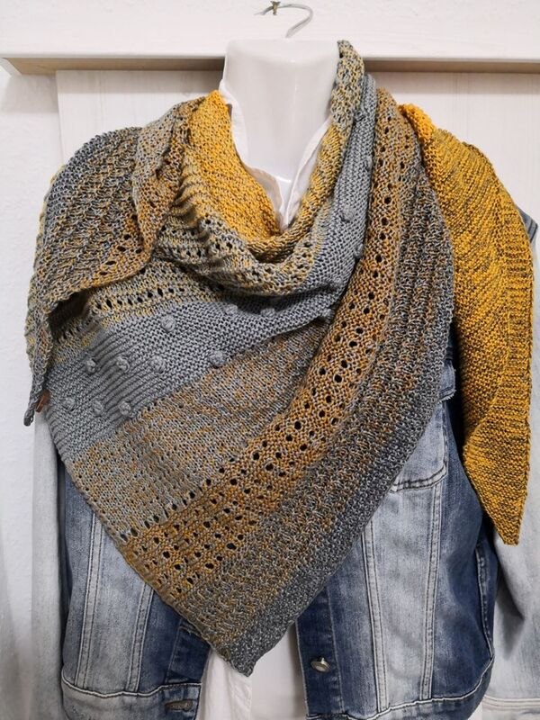 Gestricktes Dreieckstuch grau-gelb mit Noppen- und Lochmuster auf Jeansjacke
