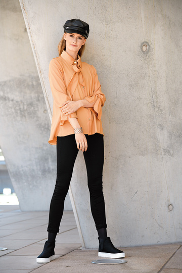 Sandfarbene Seiden-Bluse mit halbverdeckter Knopfleiste (Nähanleitung)