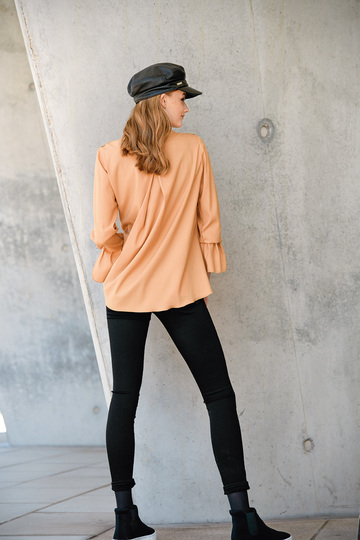 Sandfarbene Seiden-Bluse mit halbverdeckter Knopfleiste (Nähanleitung)