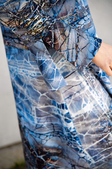 Blaugemustertes Kleid mit Ärmelvolant (Nähanleitung)