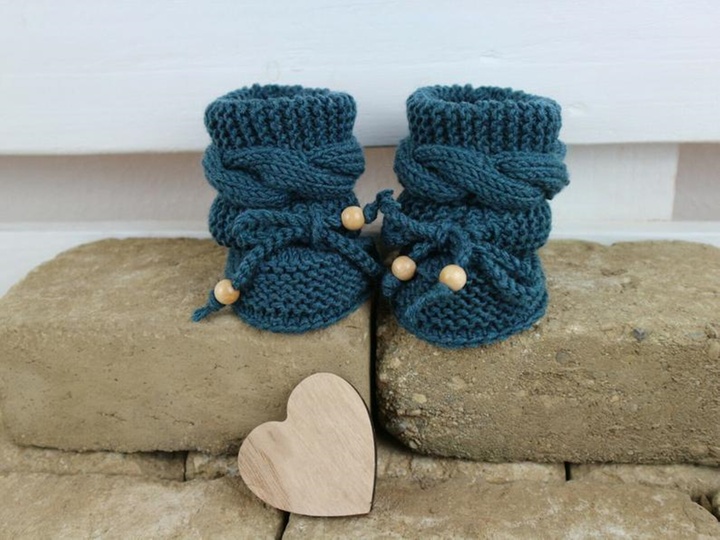 Strickanleitung Babyschuhe, warme Booties mit Zopfmuster zum binden
