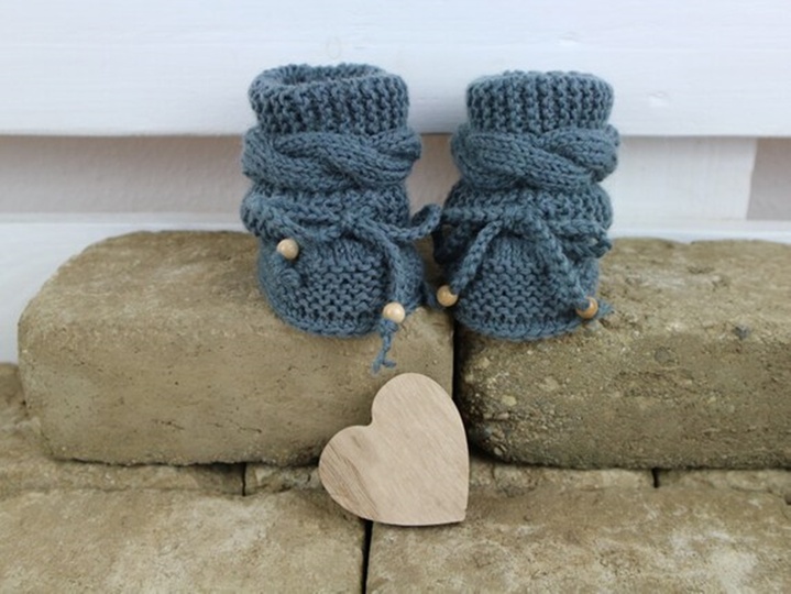 Strickanleitung Babyschuhe, warme Booties mit Zopfmuster zum binden