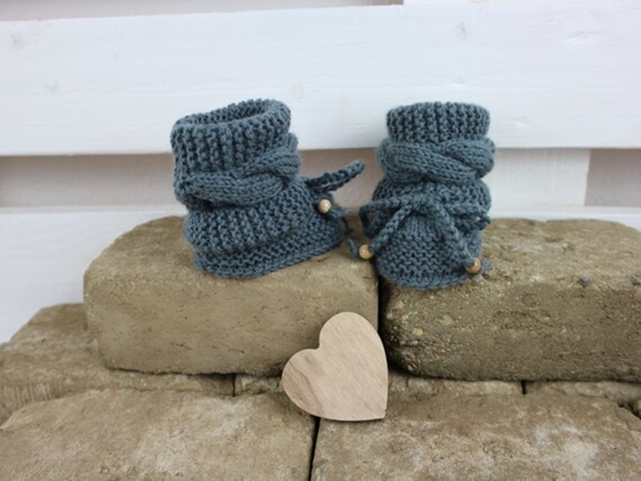 Strickanleitung Babyschuhe, warme Booties mit Zopfmuster zum binden