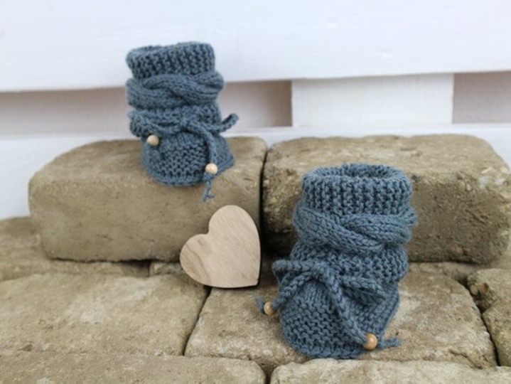 Strickanleitung Babyschuhe, warme Booties mit Zopfmuster zum binden