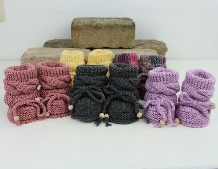Strickanleitung Babyschuhe, warme Booties mit Zopfmuster zum binden