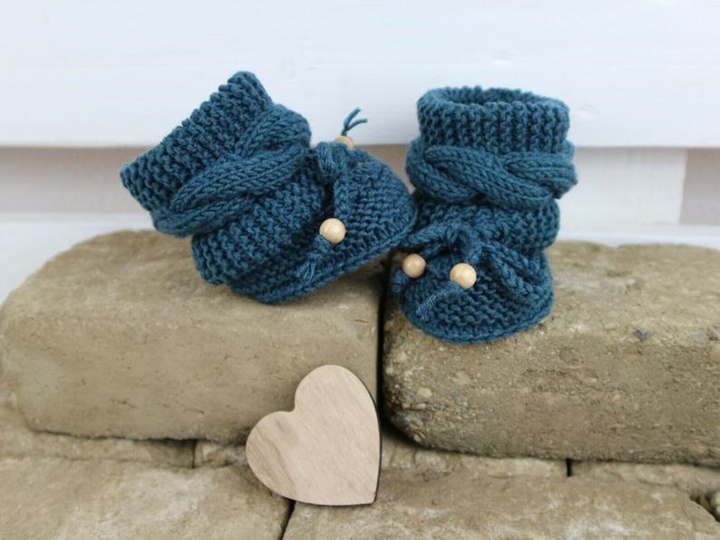 Strickanleitung Babyschuhe, warme Booties mit Zopfmuster zum binden