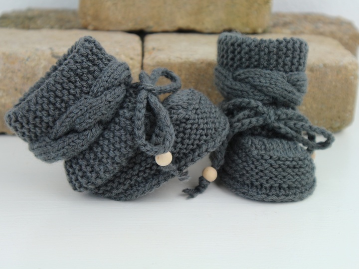 Strickanleitung Babyschuhe, warme Booties mit Zopfmuster zum binden