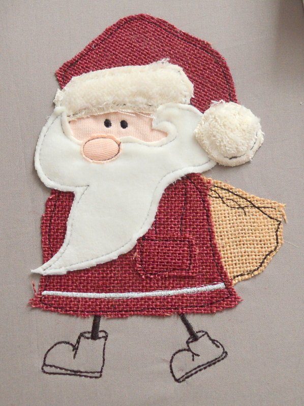 Bestickter Weihnachtsmann mit rotem Mantel, weißem Bart, plüschiger Bommelmütze und Jutesack