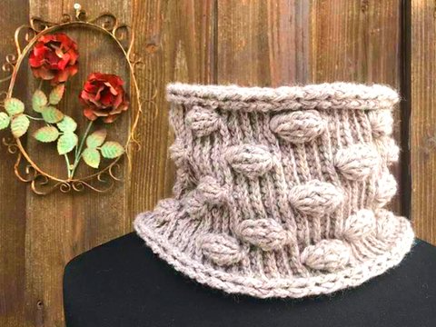 kleiner Kragen mit Reliefstäbchen