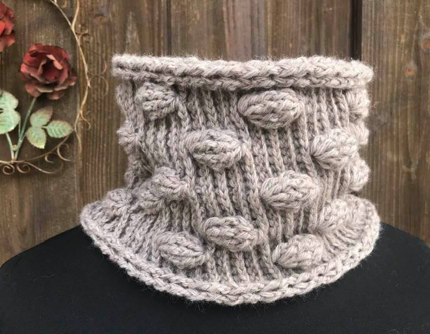 Gehäkelter taupefarbener Schlauchschal mit Bobbelreihen und Rippenstruktur