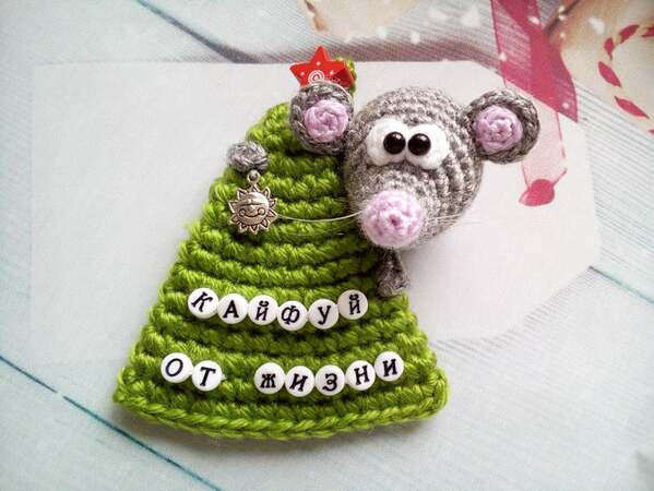 225 Crochet Pattern - Mouse on a Christmas Tree - Amigurumi PDF file by Knittoy CP