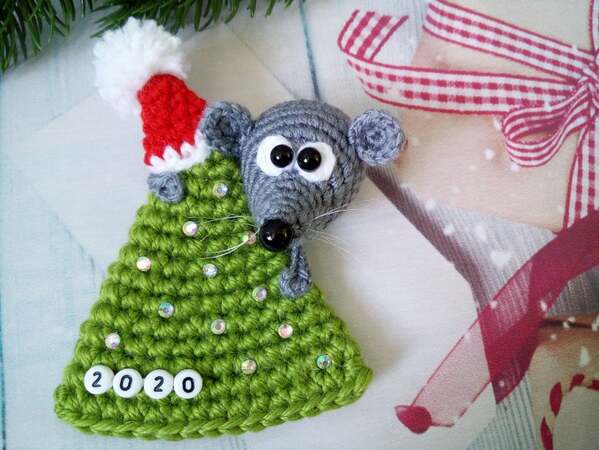 225 Crochet Pattern - Mouse on a Christmas Tree - Amigurumi PDF file by Knittoy CP
