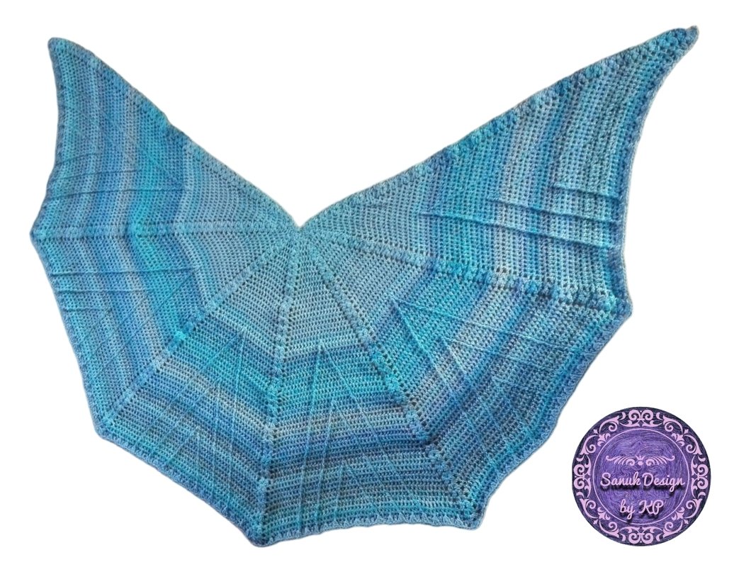 Gehäkeltes Tuch in Schmetterlingsform mit Blau‑ und Türkistönen auf weißem Hintergrund
