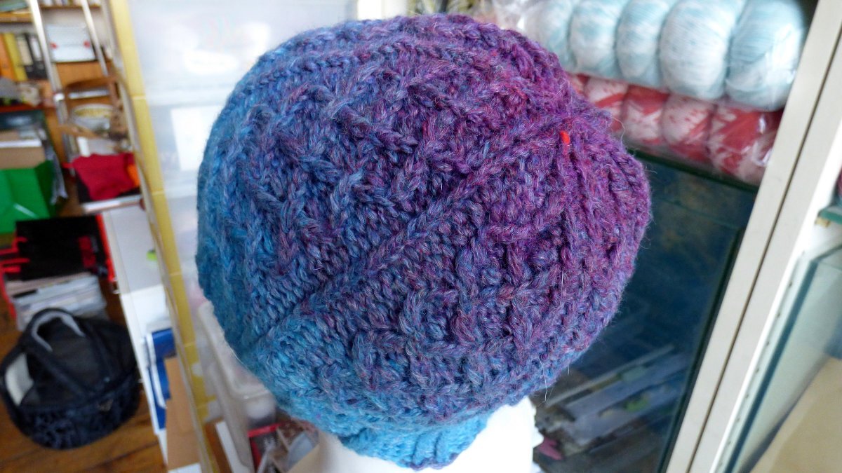 Gestrickte Mütze mit Zopfmuster in Blau und Violett