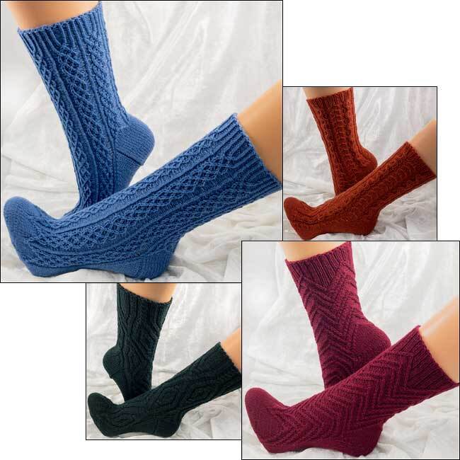 Vier Paare gestrickter Socken in Blau, Rostrot, Dunkelgrün und Weinrot mit verschiedenen Zopf- und Strukturmustern