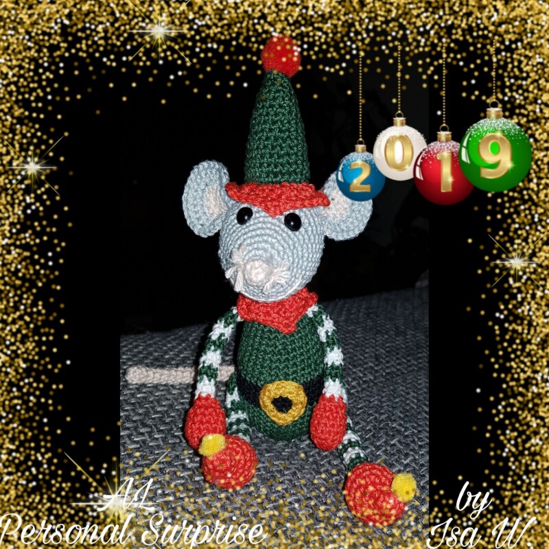 Gehäkelte Amigurumi-Weihnachtsmaus im Elf-Kostüm