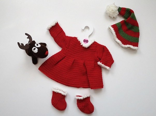 Festkleid „Jule“ für Puppen von 30 bis 48 cm, Rentier zum Kuscheln, Weihnachtsoutfit